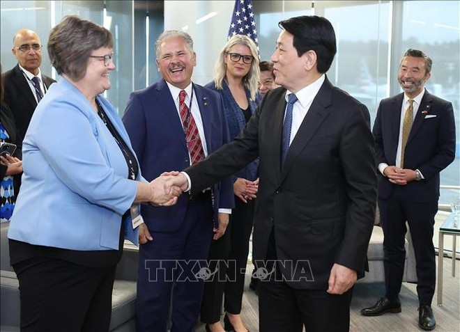 Le président de la République, Luong Cuong, et des parlementaires de l’État de l’Oregon. Photo: VNA cnt.jpg