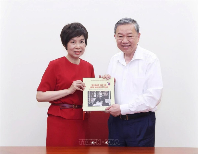 La directrice générale de la VNA, Vu Viet Trang, remet au secrétaire général du Parti, Tô Lâm, l’ouvrage photographique « 100 ans de la presse révolutionnaire vietnamienne (1925-2025) » (10 juin 2025). Photo : VNA vu-viet-trang-2.jpg