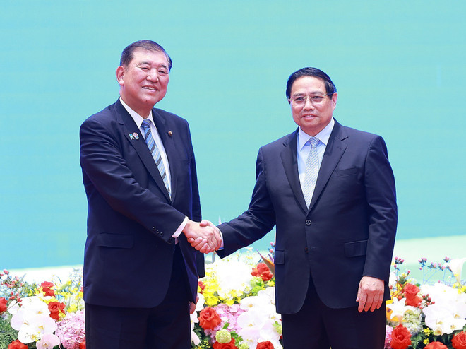 Les Premiers ministres Pham Minh Chinh (droite) et Ishiba Shigeru au Forum. Photo : VNA vna-potal-thu-tuong-pham-minh-chinh-va-thu-tuong-nhat-ban-du-dien-dan-doanh-nghiep-viet-nam-nhat-ban-8001298.jpg