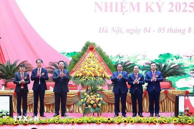 Le Premier ministre Pham Minh Chinh offre des fleurs pour féliciter le Congrès. Photo : VNA 0508-thu-tuong-bo-xay-dung-13.jpg