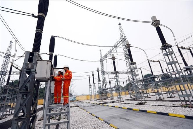 Ces derniers jours, une vague de chaleur intense et étendue s’est abattue sur le Nord et le Centre du pays, entraînant une forte augmentation de la demande en électricité. Photo: VNA evn407.jpg