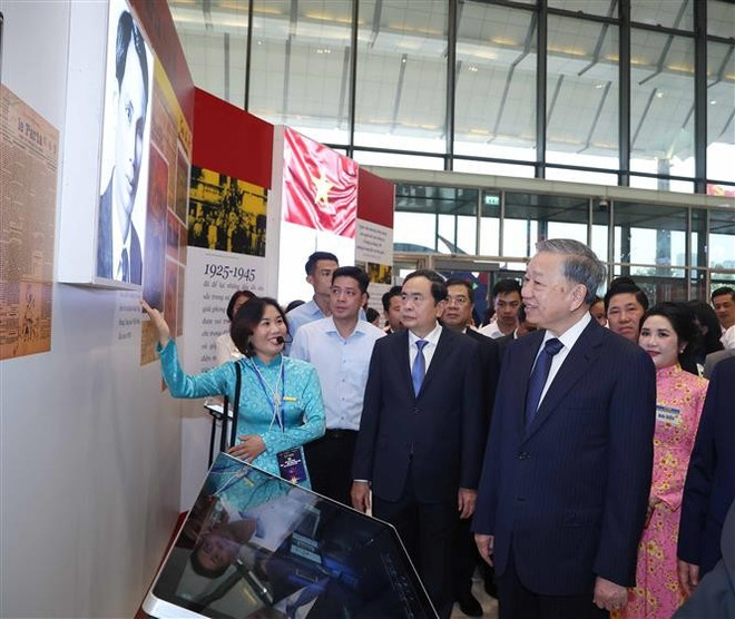 Le secrétaire général To Lam visite une exposition de photos, d'archives et d'objets historiques en l'honneur du centenaire de la Journée de la presse révolutionnaire vietnamienne lors du Festival national de la presse 2025. Photo : VNA vna-potal-tong-bi-thu-du-le-ky-niem-100-nam-ngay-bao-chi-cach-mang-viet-nam-8104645.jpg