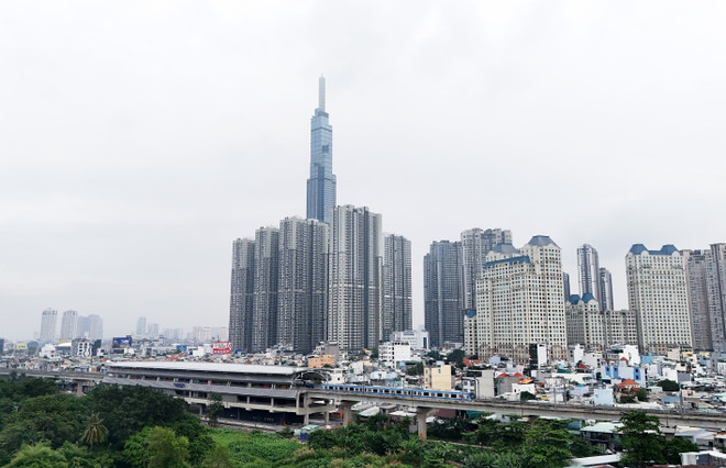 La ligne de métro n° 1 (Ben Thanh - Suoi Tien), en phase d'essai finale, propose un trajet aller-retour de 19 km, traversant trois stations souterraines et onze stations surélevées. Photo : VNA vna-potal-tuyen-metro-so-1-chay-thu-truoc-ngay-van-hanh-thuong-mai-7757916.jpg
