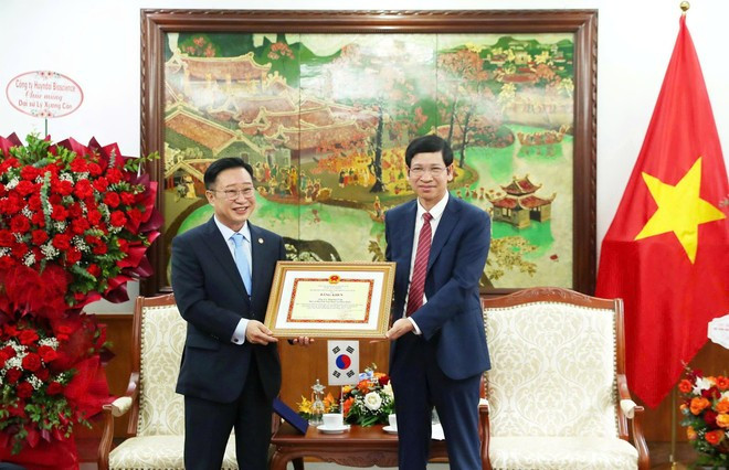 Le vice-ministre Ho An Phong remet le certificat de mérite du ministre de la Culture, des Sports et du Tourisme à l'ambassadeur du tourisme du Vietnam en République de Corée, Ly Xuong Can, en reconnaissance de sa contribution. Photo : Collaborateur/Vietnam+ ly-xuong-can.jpg