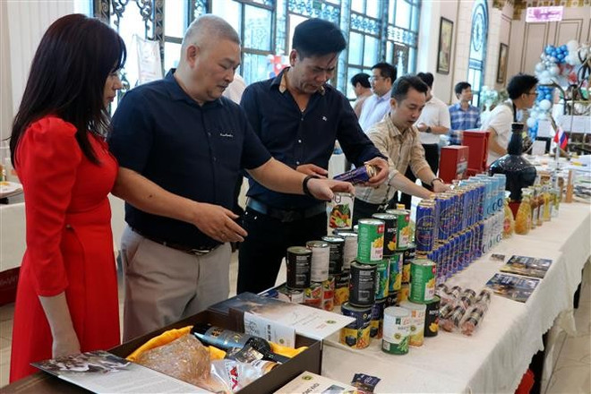 Présentation de produits importés de Russie et de spécialités de Hai Duong. Photo : Manh Tu - VNA vna-potal-hai-duong-tang-cuong-hop-tac-giua-viet-nam-va-lien-bang-nga-8051697.jpg