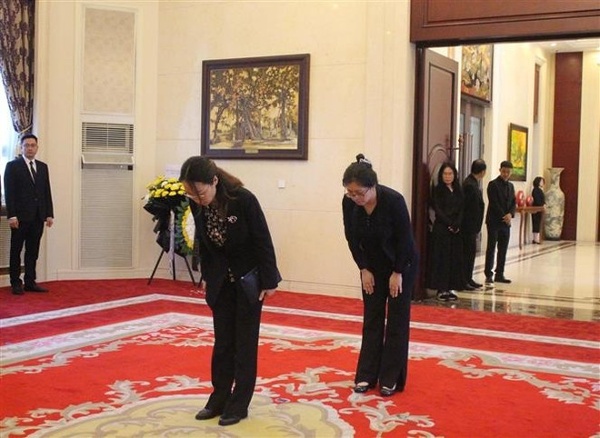 Des représentantes du Parti communiste chinois rendent hommage à l'ancien président Tran Duc Luong. Photo: VNA vna-potal-dsq-viet-nam-tai-trung-quoc-to-chuc-le-vieng-va-mo-so-tang-nguyen-chu-tich-nuoc-tran-duc-luong-8052079.jpg