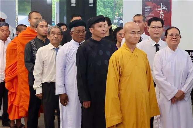 Les représentants d'organisations religieuses rendent hommage à l'ancien président Tran Duc Luong au Palais de la Réunification. Photo : VNA vna-potal-le-quoc-tang-nguyen-chu-tich-nuoc-tran-duc-luong-tai-thanh-pho-ho-chi-minh-8050886.jpg