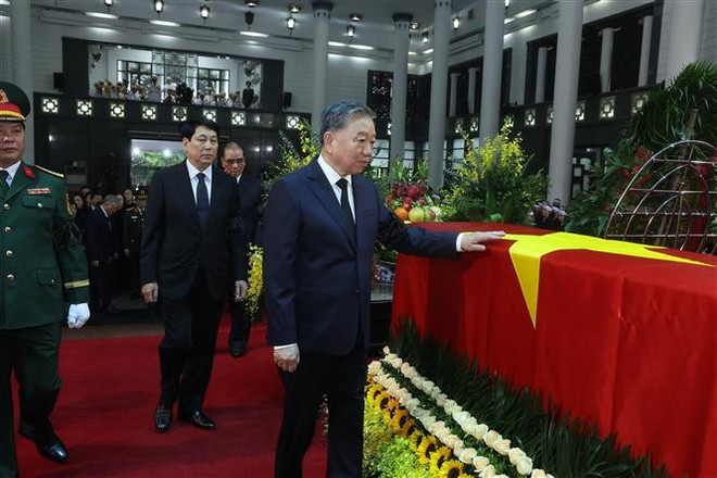 La délégation du Comité central du Parti, dirigée par le secrétaire général To Lam, rend hommage à l'ancien président Tran Duc Luong. Photo : VNA vna-potal-le-quoc-tang-nguyen-chu-tich-nuoc-tran-duc-luong-8050859.jpg