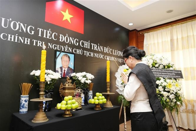 Phongsamuth Anlavan, vice-ministre des Affaires étrangères du Laos, rend hommage à l'ancien président Tran Duc Luong. Photo : VNA vna-potal-dai-su-quan-viet-nam-tai-lao-to-chuc-le-vieng-nguyen-chu-tich-nuoc-tran-duc-luong-8051451.jpg