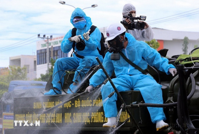 Des correspondants du Centre de télévision de la VNA à Da Nang travaillent depuis un camion de désinfection dans les zones à haut risque de contamination au COVID-19. 0606-thong-tan-xa-11.jpg
