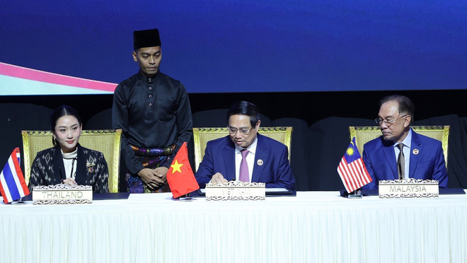 Le Premier ministre Pham Minh Chinh signe la Déclaration de Kuala Lumpur. Photo: VNA vna-potal-thu-tuong-pham-minh-chinh-du-le-ky-ket-tuyen-bo-kuala-lumpur-8055599.jpg