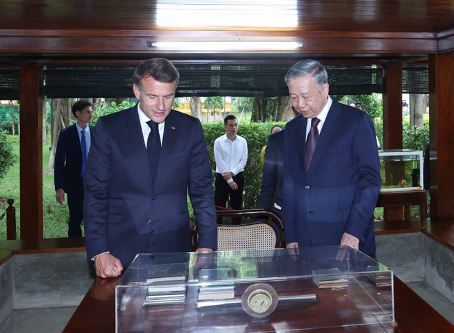 Le secrétaire général To Lam et le président français Emmanuel Macron visitent la maison sur pilotis du Président Ho Chi Minh sur le site commémoratif du grand leader vietnamien au Palais présidentiel. Photo: VNA vna-potal-tong-bi-thu-to-lam-va-tong-thong-phap-tham-khu-di-tich-chu-tich-ho-chi-minh-tai-phu-chu-tich-8055578.jpg