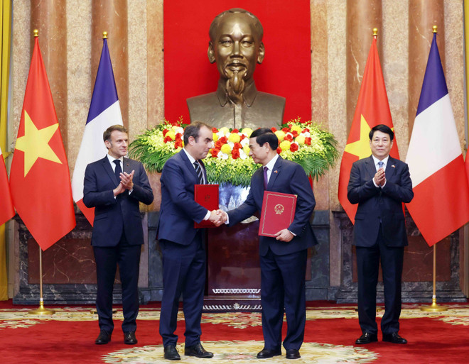 Echange d'une lettre d'intention entre les ministères de la Défense des deux pays sur le renforcement de la coopération dans le domaine des équipements de défense. Photo : Lam Khanh - VNA vna-potal-chu-tich-nuoc-luong-cuong-va-tong-thong-phap-emmanuel-macron-chung-kien-le-trao-van-kien-hop-tac-8054755.jpg