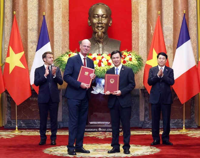 Échange d'une lettre d’intention sur la coopération dans le domaine des utilisations pacifiques de l’énergie nucléaire. Photo : VNA vna-potal-chu-tich-nuoc-luong-cuong-va-tong-thong-phap-emmanuel-macron-chung-kien-le-trao-van-kien-hop-tac-8054787.jpg