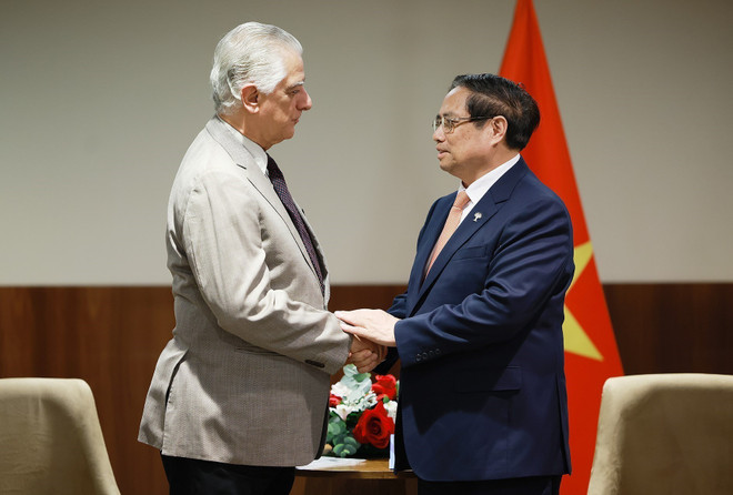 Le Premier ministre Pham Minh Chinh (droite) et le président de FIRJAN. Photo: VNA vna-potal-thu-tuong-pham-minh-chinh-tiep-lanh-dao-mot-so-tap-doan-hang-dau-brazil-8136320.jpg