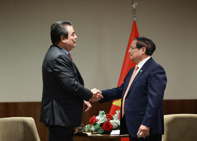 Le Premier ministre Pham Minh Chinh (droite) et un dirigeant de MK Group. Photo: VNA vna-potal-thu-tuong-pham-minh-chinh-tiep-lanh-dao-mot-so-tap-doan-hang-dau-brazil-8136321.jpg
