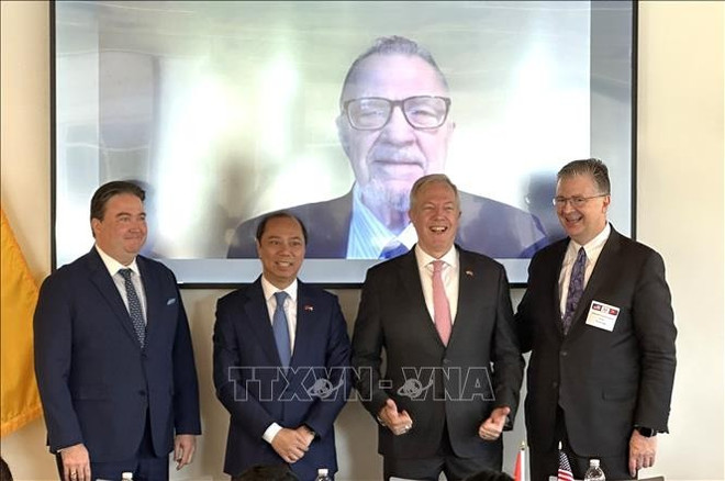 Trois anciens ambassadeurs américains au Vietnam et l'ambassadeur du Vietnam aux États-Unis, Nguyen Quoc Dung (deuxième à partir de la gauche). Photo: VNA viet-my-2.jpg