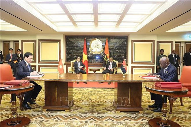 Les deux présidents assistent à la signature d'une lettre d'intention visant à promouvoir la coopération en matière de défense entre le Vietnam et l'Angola. Photo : VNA hop-tac-qp.jpg