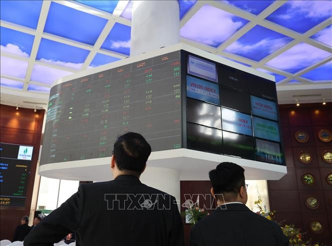 La Bourse de Hô Chi Minh-Ville (HOSE) représente actuellement plus de 90 % de la capitalisation totale du marché boursier vietnamien. Elle constitue l’un des éléments clés pour promouvoir la création d’un centre financier international à Hô Chi Minh-Ville. Photo : VNA chung-khoan.jpg