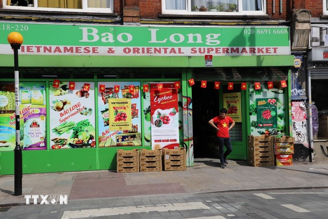 Durant l’événement « Vietnamese Lychee Week in London », les supermarchés vietnamiens à Londres affichent des posters attractifs et proposent des promotions sur le litchi frais. Photo: VNA 2006-vai-thieu-2.jpg