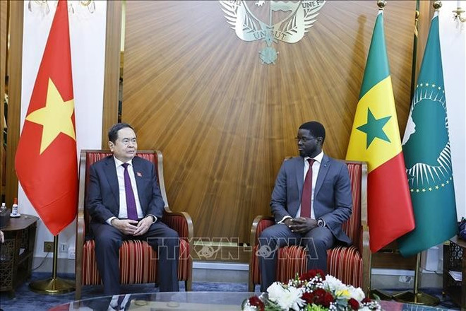 Le président de l’Assemblée nationale du Vietnam, Trân Thanh Mân, et le président sénégalais, Bassirou Diomaye Faye. Photo: VNA hoi-kien2-24725.jpg
