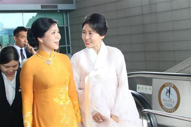 Kim Hye Kyung, épouse du président de la République de Corée, et Ngo Phuong Ly, épouse du secrétaire général du PCV, visitent le Musée national de la République de Corée. Photo: VNA vna-potal-phu-nhan-tong-bi-thu-tham-quan-bao-tang-quoc-gia-han-quoc-8204426.jpg