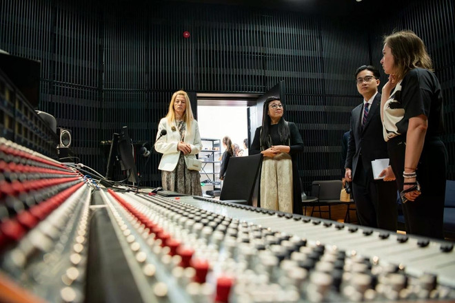 Lê Thi Bich Tran visite l'École de musique et de ballet de Tallinn. Photo: VNA buc-tranh-2.jpg