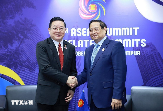 Le Premier ministre Pham Minh Chinh (à droite) et le secrétaire général de l’ASEAN Kao Kim Hourn. Photo: VNA 2610-thu-tuong-tong-thu-ky-asean.jpg