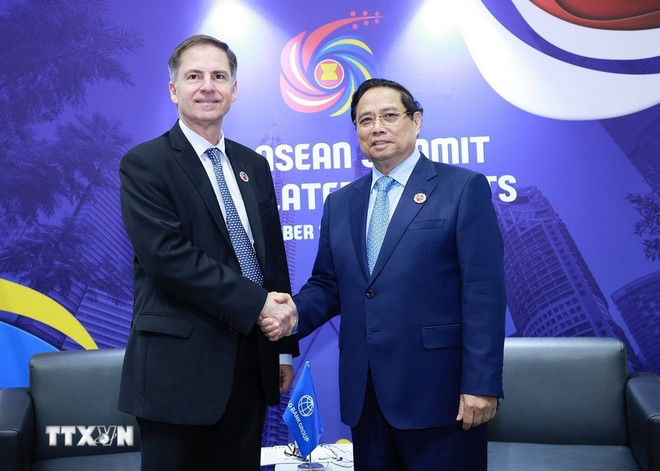 Le Premier ministre Pham Minh Chinh (à droite) et le vice-président de la Banque mondiale Carlos Felipe Jaramillo. Photo: VNA 2610-thu-tuong-viet-nam-wb-1.jpg