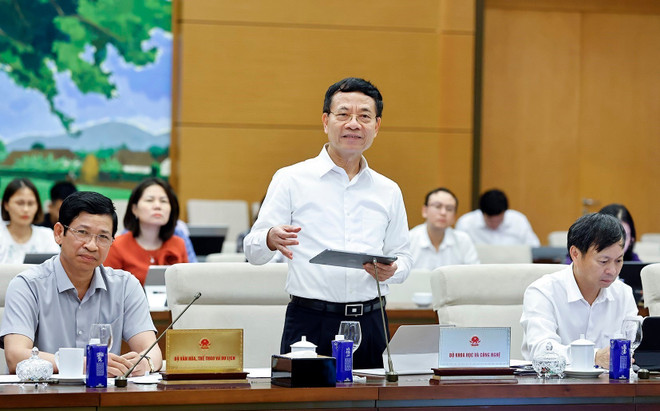 Le ministre des Sciences et des Technologies, Nguyen Manh Hung, prend la parole. Photo : VNA vna-potal-ubtv-quoc-hoi-cho-y-kien-ve-du-an-luat-an-ninh-mang-8291982.jpg
