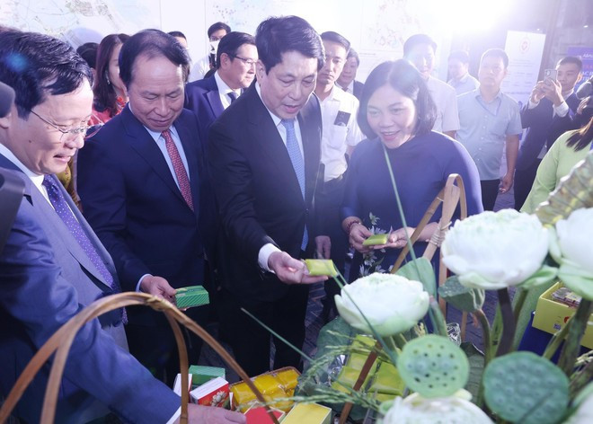 Le président Luong Cuong et les délégués visitent des stands d'exposition présentant des spécialités locales, la culture et le potentiel économique de Hai Phong. Photo: VNA chu-tich-nuoc-luong-cuong-va-cac-dai-bieu-tham-quan-cac-gian-trung-bay-dac-san-cua-hai-phong-ben-le-ky-hop-anh-ttxvn.jpg