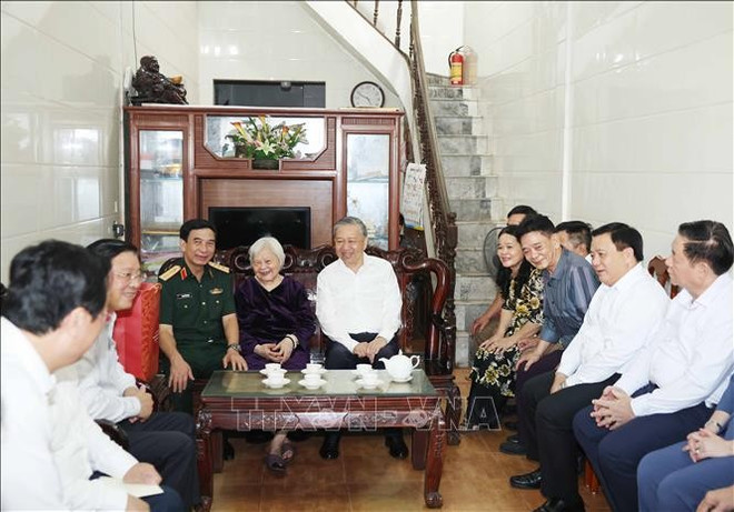 Le secrétaire général To Lam rend visite à la Mère héroïne vietnamienne Nguyen Thi Oanh. Photo: VNA tbt-tham-me-vnah.jpg
