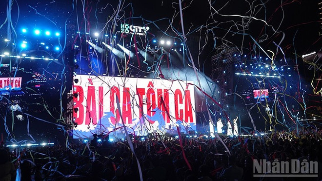 ho-do-tao-nen-mot-khong-khi-le-hoi-soi-dong-tai-thanh-pho-trong-nhung-ngay-cuoi-nam-anh-nhandanvn.jpg