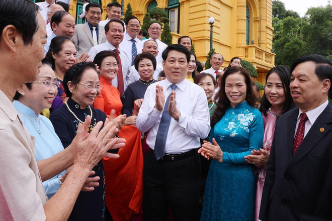 Le président Luong Cuong et les délégués lors de l'événement. Photo: VNA vna-potal-chu-tich-nuoc-gap-mat-dai-bieu-khuyen-hoc-tien-bieu-toan-quoc-8140943.jpg