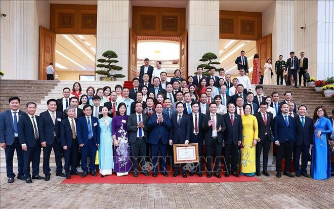 Le Premier ministre et les délégués de la conférence. Photo: VNA thu-tuong-1.jpg