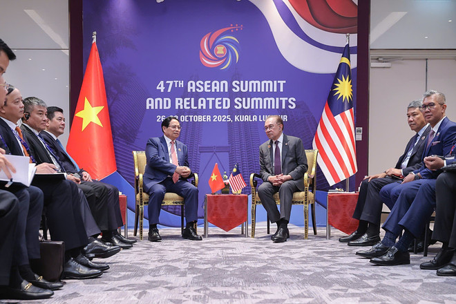 le Premier ministre Pham Minh Chinh et son homologue malaisien Anwar Ibrahim. Photo: VNA vna-potal-thu-tuong-pham-minh-chinh-gap-thu-tuong-malaysia-8369382.jpg