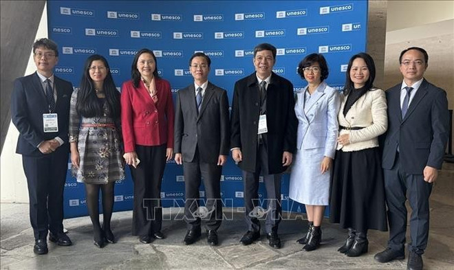 La délégation vietnamienne participe à la 222ᵉ session du Conseil exécutif de l’UNESCO. Photo : VNA unesco-16102025-03.jpg