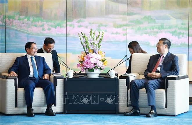 Photo: VNA ham-minh-chinh-gap-bi-thu-thanh-uy-thuong-hai-tran-cat-ninh-stand.jpg