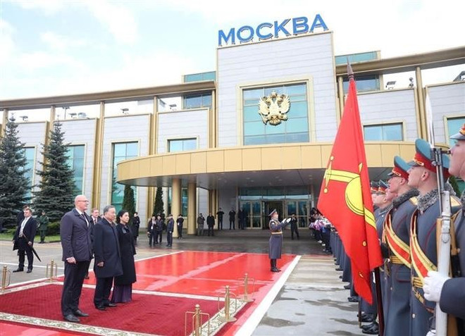 Le vice-Premier ministre russe, Dmitry Chernyshenko, le secrétaire général Tô Lâm et son épouse à l’aéroport avant leur départ. Photo : VNA vna-potal-tong-bi-thu-to-lam-ket-thuc-chuyen-tham-nga-len-duong-tham-belarus-8025840.jpg