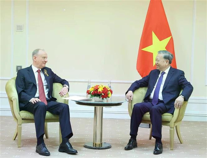 Le secrétaire général du Parti communiste du Vietnam (PCV), Tô Lâm (droite), et le président du Conseil maritime et ancien secrétaire du Conseil de sécurité de la Russie, Nikolaï Patrouchev. Photo: VNA vna-potal-tong-bi-thu-to-lam-tiep-nguyen-thu-ky-hoi-dong-an-ninh-nga-patrushev-8025462.jpg