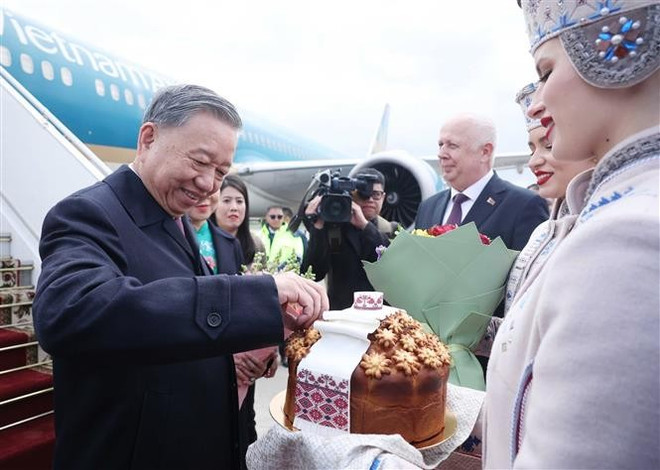 Le secrétaire général du Parti communiste du Vietnam, Tô Lâm, arrive à Minsk. Photo: VNA vna-potal-tong-bi-thu-to-lam-den-minsk-bat-dau-tham-cap-nha-nuoc-toi-belarus-8025970.jpg