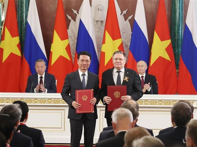 Documents de coopération entre le ministère vietnamien des Sciences et des Technologies et le groupe ROSATOM. Photo: VNA vna-potal-tong-bi-thu-to-lam-va-tong-thong-vladimir-putin-chung-kien-trao-van-kien-hop-tac-8024692.jpg
