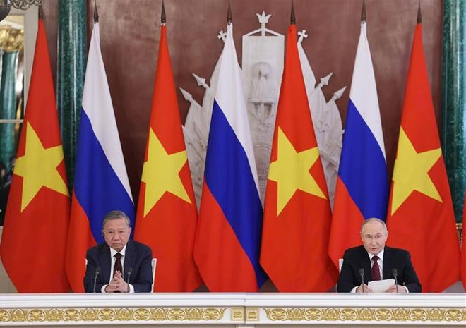 Le secrétaire général Tô Lâm et le président Vladimir Poutine font des déclarations à la presse. Photo: VNA vna-potal-tong-bi-thu-to-lam-va-tong-thong-vladimir-putin-phat-bieu-voi-bao-chi-8024578.jpg