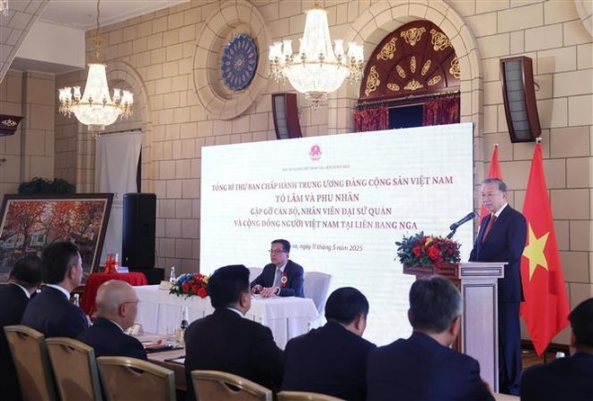 Le secrétaire général du Parti communiste du Vietnam, Tô Lâm, prend la parole. Photo: VNA vna-potal-tong-bi-thu-to-lam-va-phu-nhan-gap-go-cong-dong-nguoi-viet-tai-lb-nga-8025682.jpg