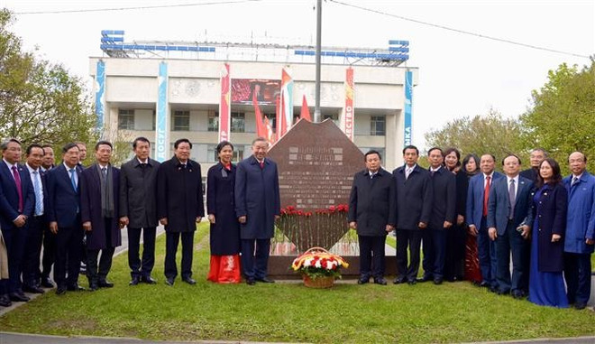La délégation vietnamienne et la stèle commémorative du secrétaire général Lê Duân. Photo: VNA vna-potal-tong-bi-thu-to-lam-dat-hoa-tai-bien-luu-danh-tong-bi-thu-le-duan-o-moskva-8024746.jpg