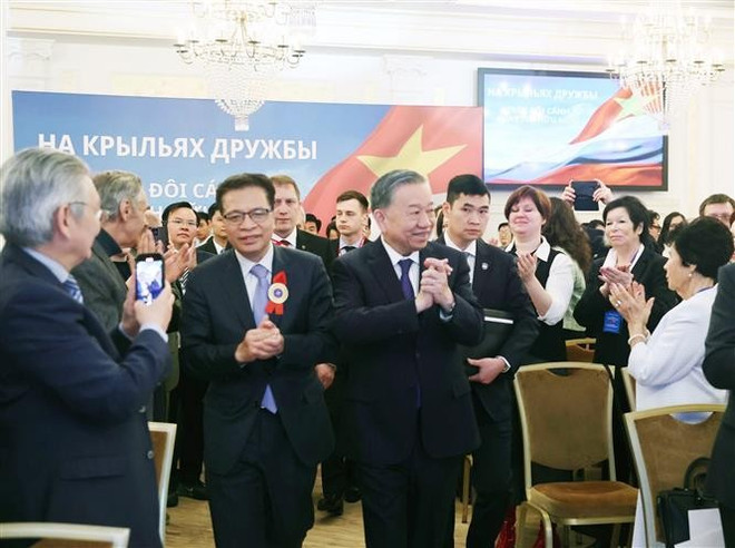 Le secrétaire général To Lam rencontre des intellectuels et des experts russes ayant aidé le Vietnam. Photo : VNA vna-potal-tong-bi-thu-to-lam-gap-mat-tri-an-nhan-si-tri-thuc-chuyen-gia-nga-tung-giup-do-viet-nam-8025589.jpg