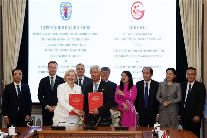 Hô Chi Minh-Ville et de Minsk (Biélorussie) signent un programme de coopération dans les domaines commercial, économique et humanitaire pour la période 2024–2026 (23 septembre 2024). Photo : VNA vna-potal-dua-moi-quan-he-viet-nam-belarus-phat-trien-len-mot-tam-cao-moi-8023770.jpg
