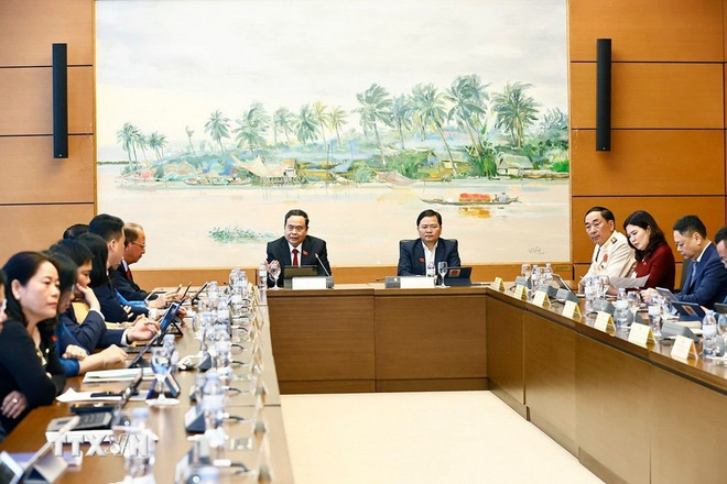 Le président de l’Assemblée nationale, Trân Thanh Mân, prend la parole lors des débats en groupes. Photo: VNA quoc-hoi-thao-luan-tai-to-ve-de-nghi-sua-doi-bo-sung-mot-so-dieu-cua-hien-phap-nam-2013-8013042-6.jpg