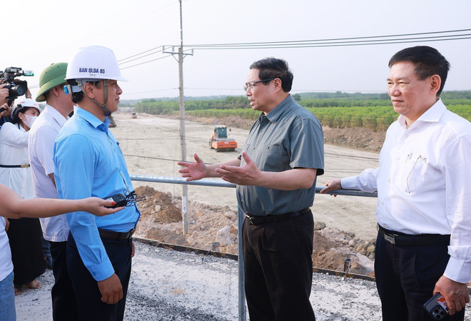 Le Premier ministre Pham Minh Chinh contrôle l'avancement des travaux de construction de l’autoroute Bien Hoa - Vung Tau, sur le tronçon traversant la province de Ba Ria - Vung Tau. Photo : VNA vna-potal-thu-tuong-kiem-tra-tien-do-du-an-cao-toc-bien-hoa-vung-tau-ket-noi-voi-san-bay-long-thanh-7924144.jpg
