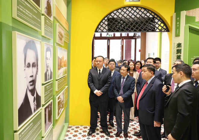 Nguyen Chi Dung visite le site historique de l'Association de la jeunesse révolutionnaire du Vietnam à Guangzhou, dans la province du Guangdong. Photo: VNA vna-potal-pho-thu-tuong-nguyen-chi-dung-tham-va-lam-viec-tai-tinh-quang-dong-trung-quoc-7924253.jpg